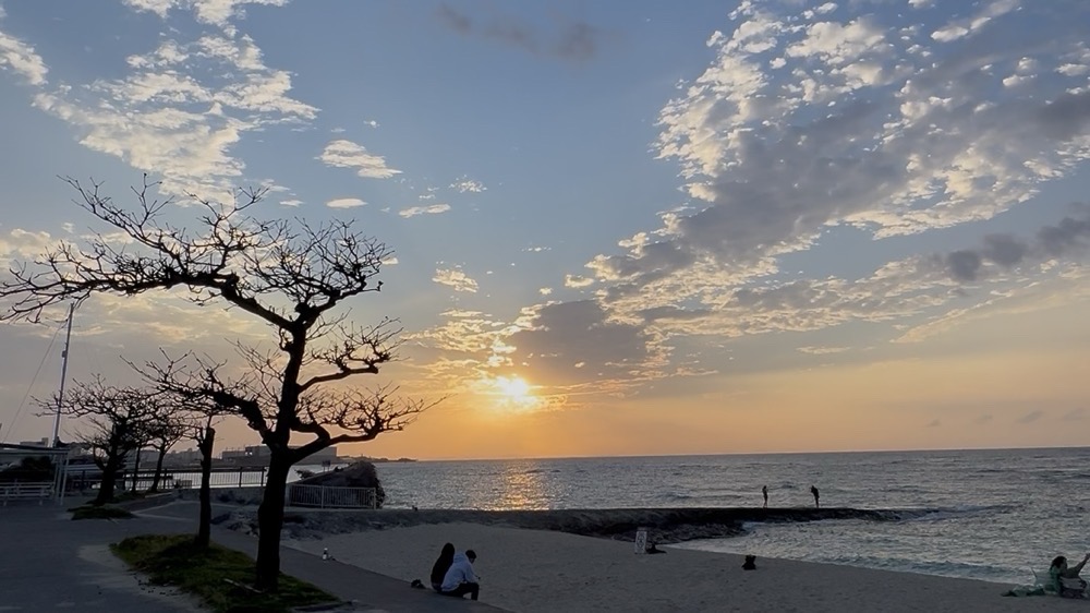 地元民の憩いの場となっている宜野湾トロピカルビーチの穏やかな夕暮れ