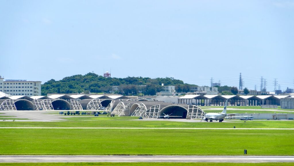 道の駅かでなの展望デッキからみた嘉手納基地の飛行機