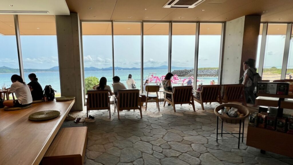 スターバックス店内の大きな窓から見えるオーシャンビュー。小上がり席もありリラックスできる空間。