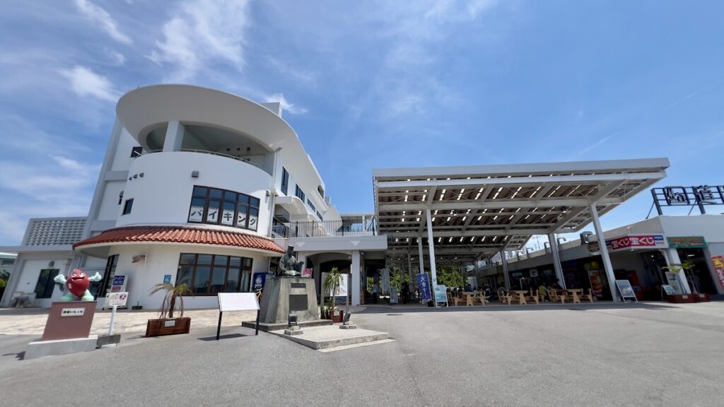 道の駅かでなの外観と1階のイートスペース