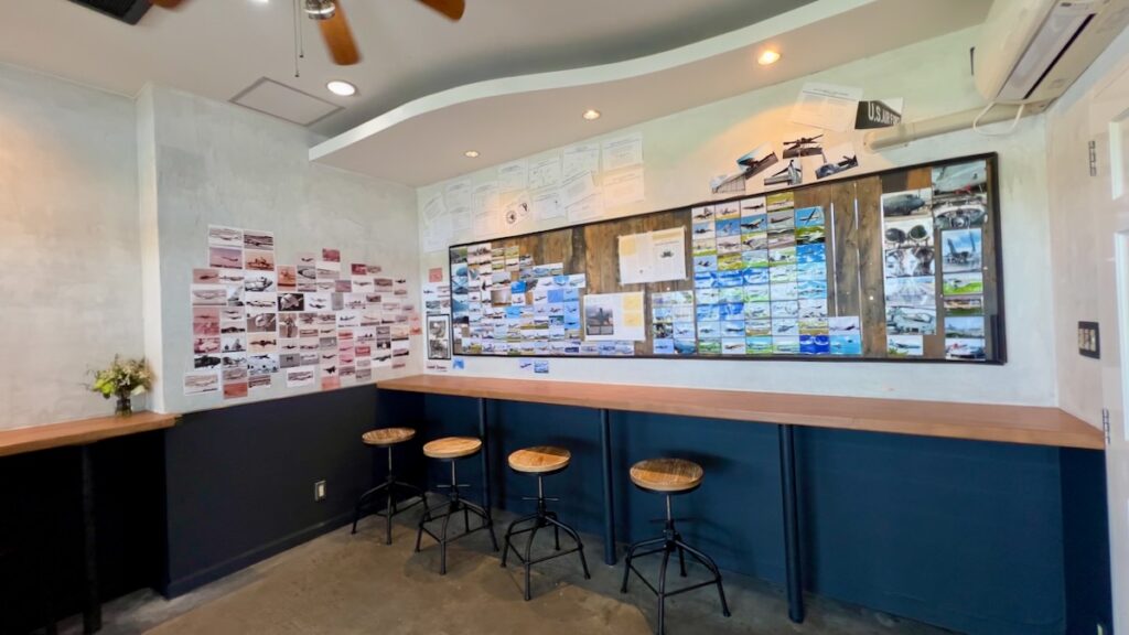 ALTO COFFEEの店内と、壁に飾られている飛行機の写真