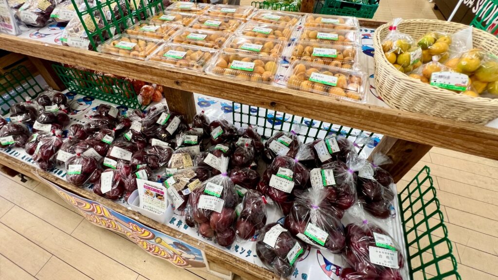 やんばる物産センターに並ぶ、パッションフルーツやびわなどのフルーツ