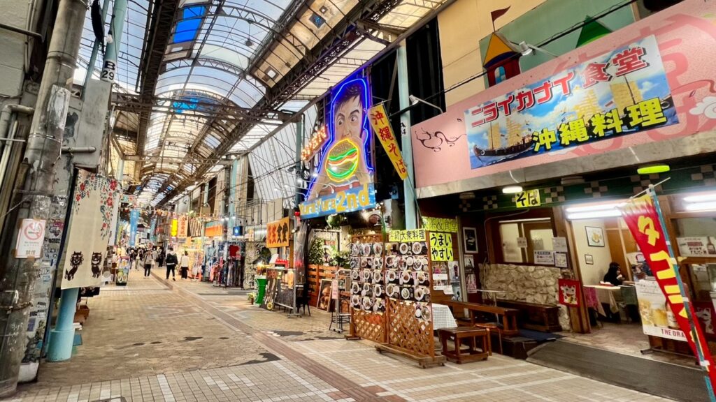国際通りから枝分かれした平和通りのディープな商店街の風景