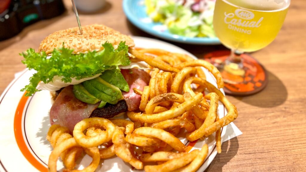 具材が溢れる美味しそうなABCバーガー・カーリーフライと沖縄産クラフトビール