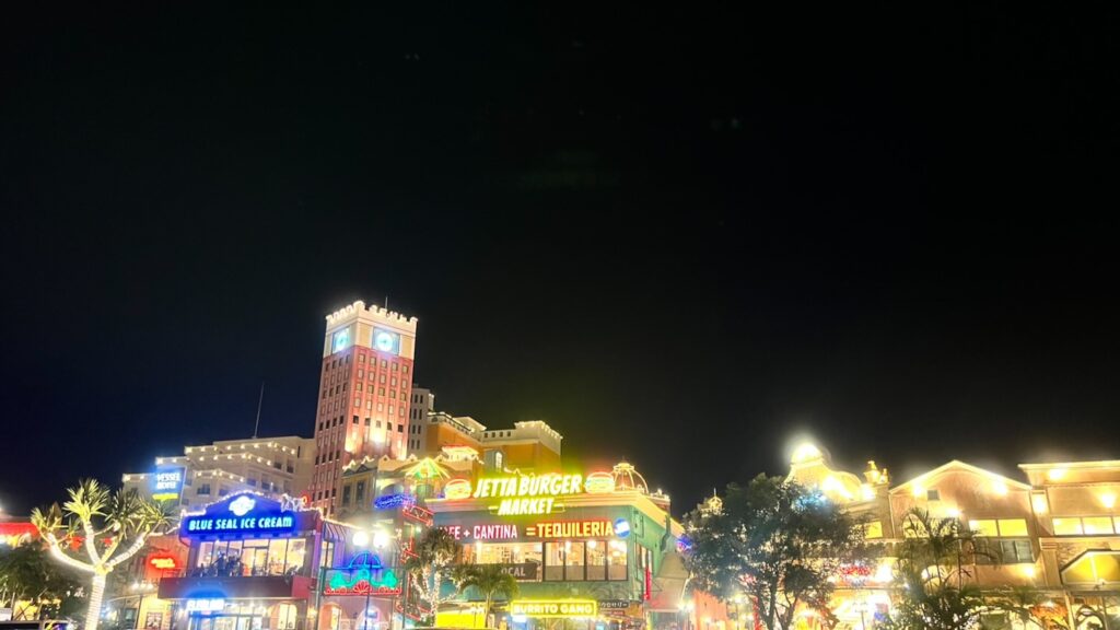 ネオンが色とりどりに輝きカラフルなアメリカンビレッジの夜景