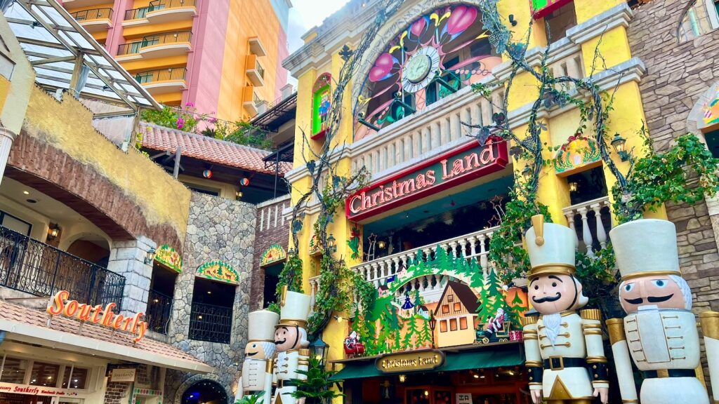 アメリカンビレッジ内にある、クリスマス仕様の兵隊の大きななオブジェがあるクリスマスランドのカラフルでかわいい外観