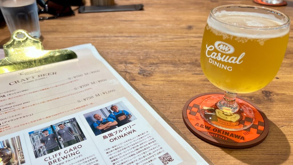 おしゃれなグラスに入った沖縄産クラフトビール「アイランドケルシュ」とクラフトビールのメニュー