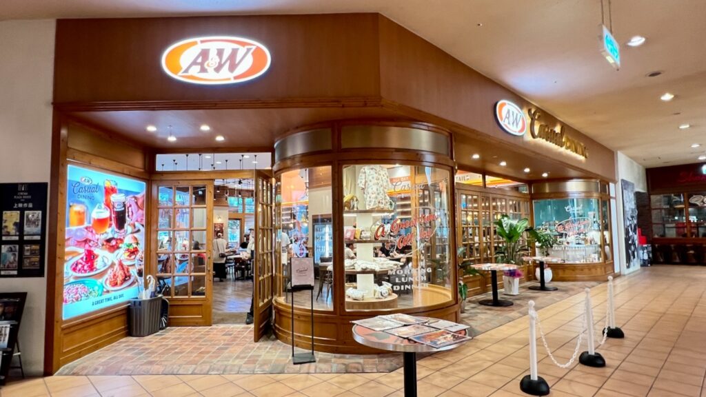 美味しそうな料理看板がおしゃれなA&W casual diningの木目調の店舗外観と入り口