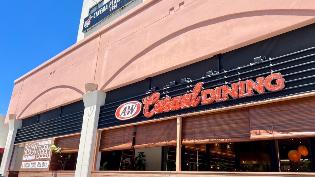 A&W casual diningの看板がある建物の外からみた外観