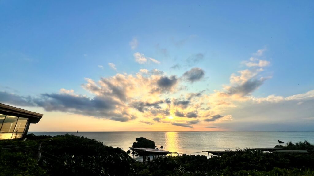 バンタカフェからみた夕暮れ時の海に沈む前のサンセット