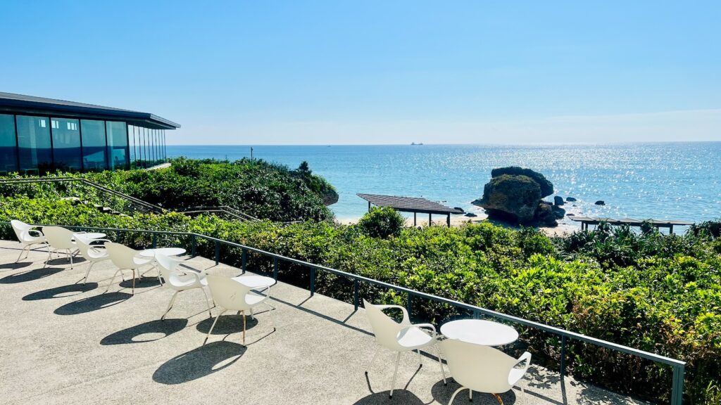 沖縄読谷村のバンタカフェの白いテラス席から真っ青な海を見渡す風景