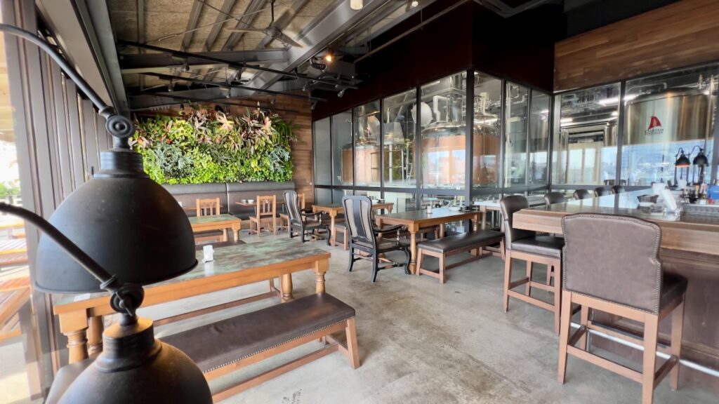 奥にビールの醸造タンクが見える、チャタンハーバー ブルワリー＆レストランのおしゃれな店内の様子