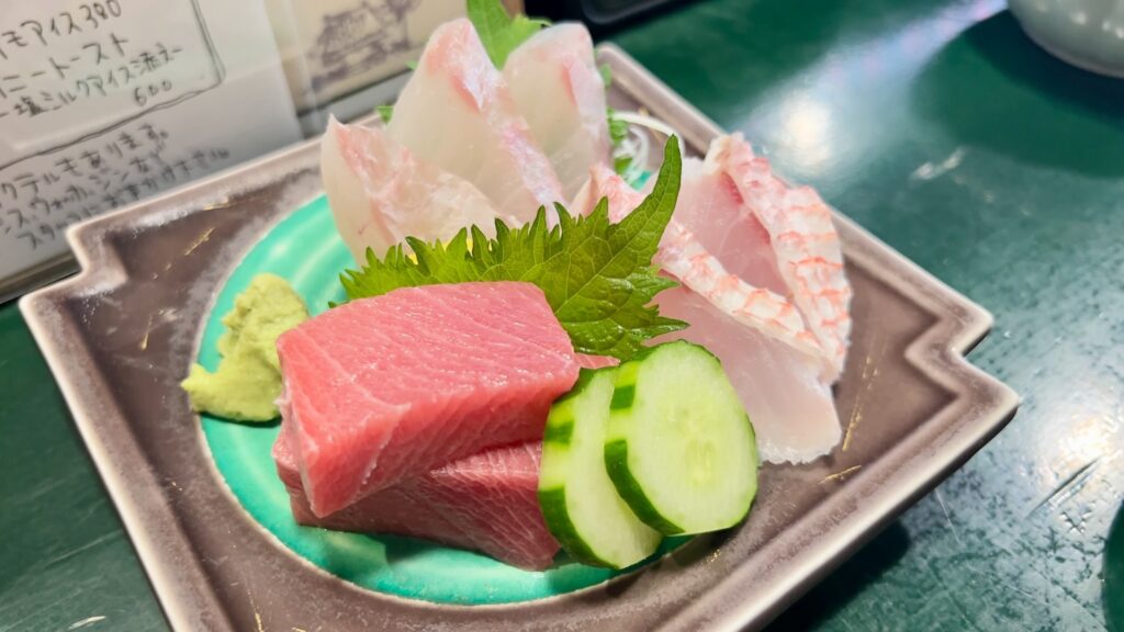 美味しそうなマグロ、ミーバイ、アカマチの刺身の盛り合わせ