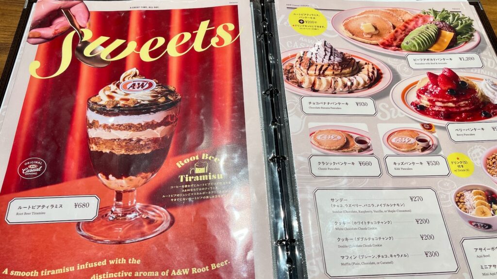ルートビアティラミスとパンケーキなどのスイーツの写真が載ったメニュー