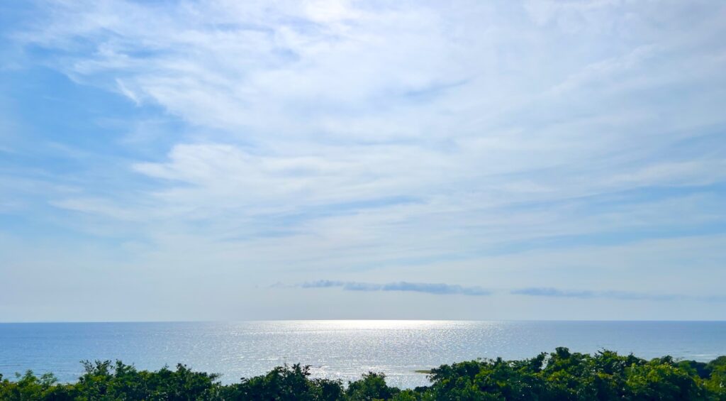 綺麗な青空と青い海が広がる沖縄の風景