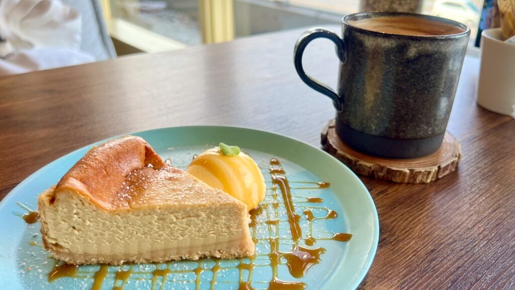 「うるたま」の美味しそうなベイクドチーズケーキとコーヒーの画像