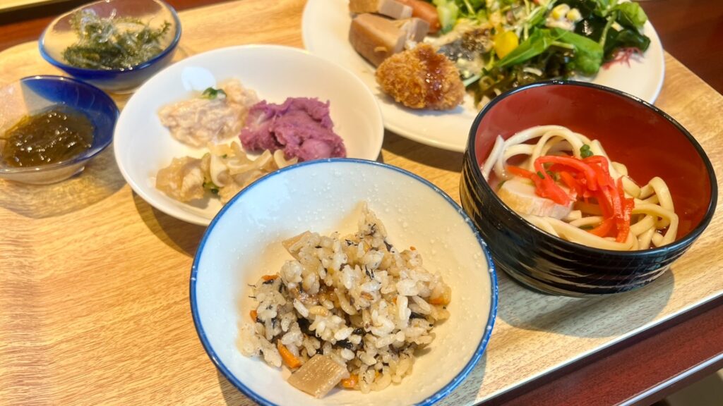 じゅーしー、沖縄そば、もずく、海ぶどうなどを盛り付けた朝食