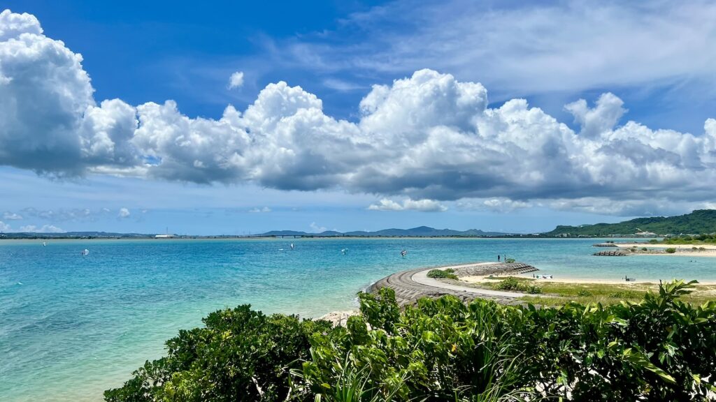 浜比嘉ビーチの静かなエメラルドグリーンの海と青空