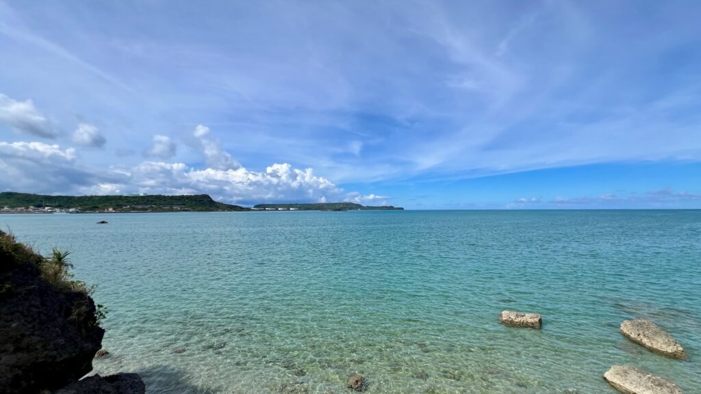 青い空と透き通る青い海が美しい風景