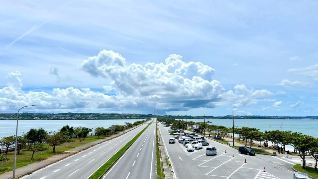 あやはし館の前にある海中道路をまたぐ歩道橋から見た、浅瀬の海の中をまっすぐ伸びる道路