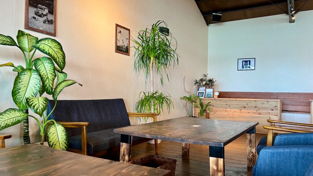 木製テーブルや観葉植物がおしゃれな「raise 244.」の店内画像