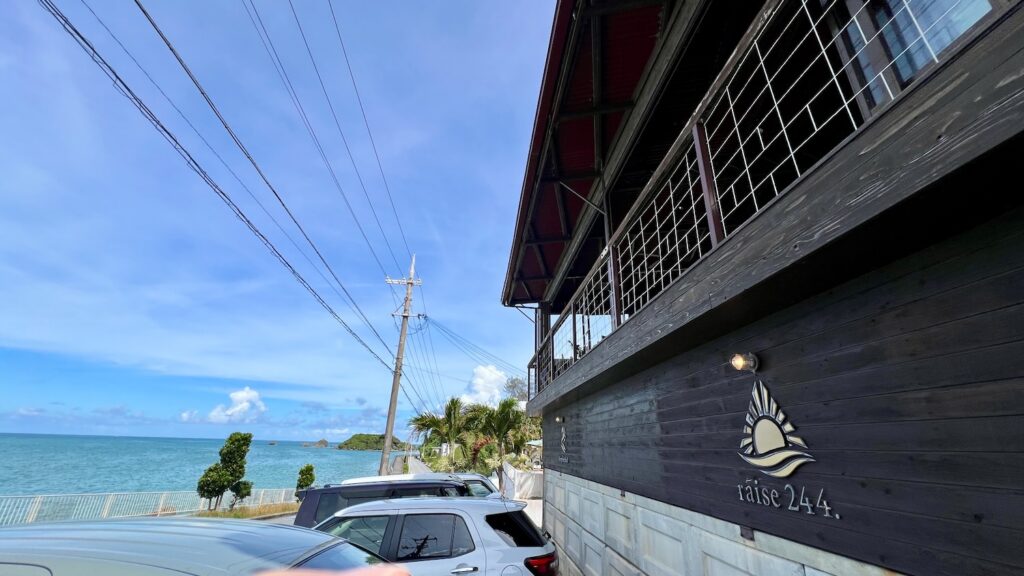 オーシャンビューが楽しめる、沖縄の海沿いに建つモダンな黒い木造カフェ「raise 244.」の外観