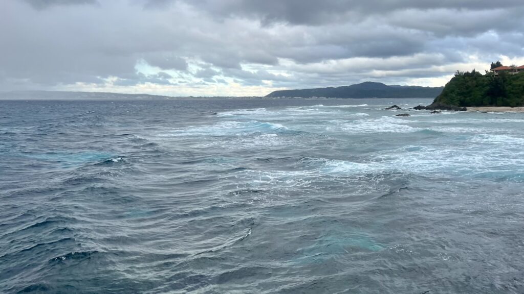 強風で波が高く荒れた海