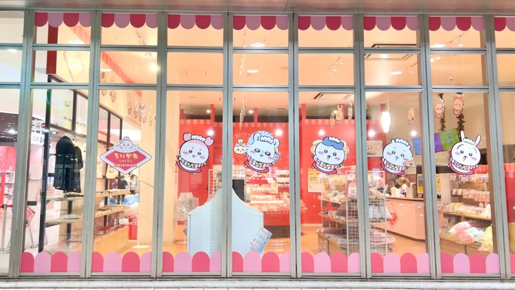 外観のガラスにウェイターの衣装を着たちいかわ達が描かれているちいかわレストランを外から見た風景