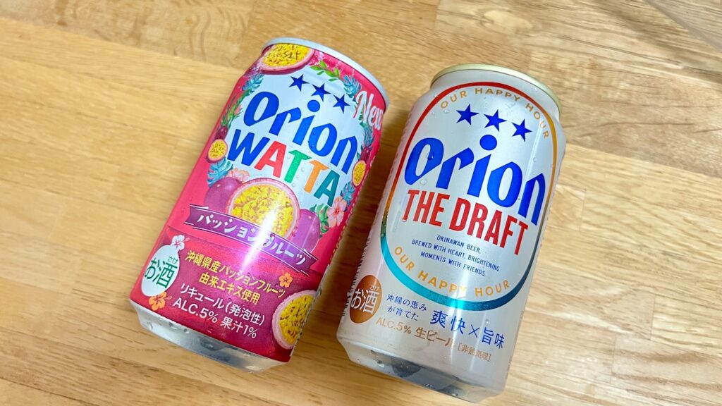 テーブルにオリオンビールとWATTAパッションフルーツ味が並んでいる画像。