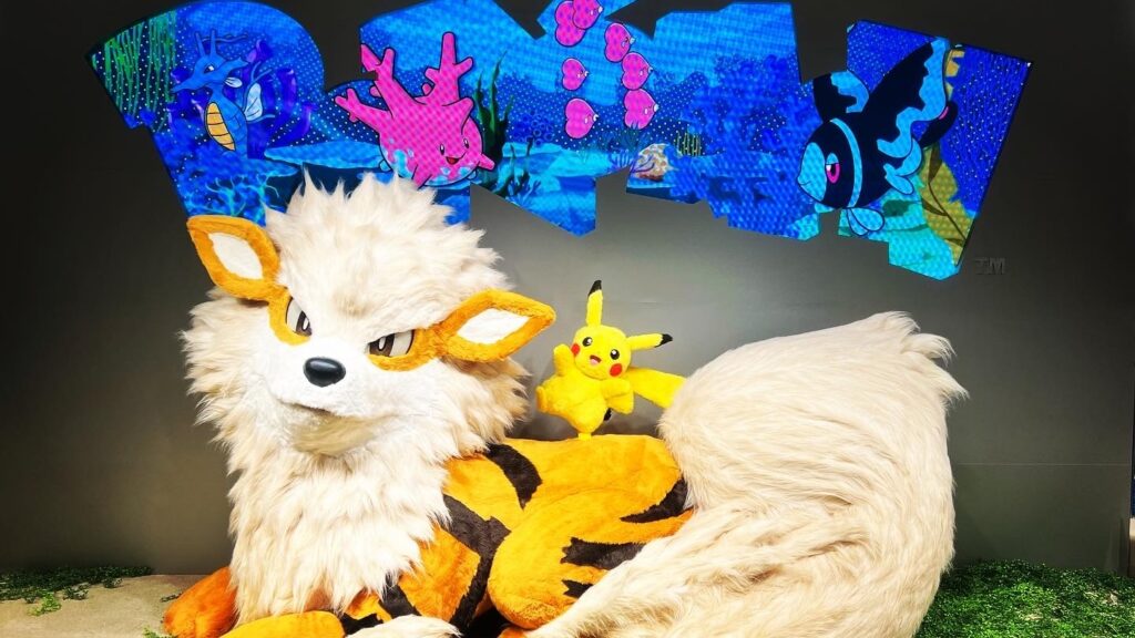 ポケモンセンター入り口にあるウインディとピカチュウのオブジェ