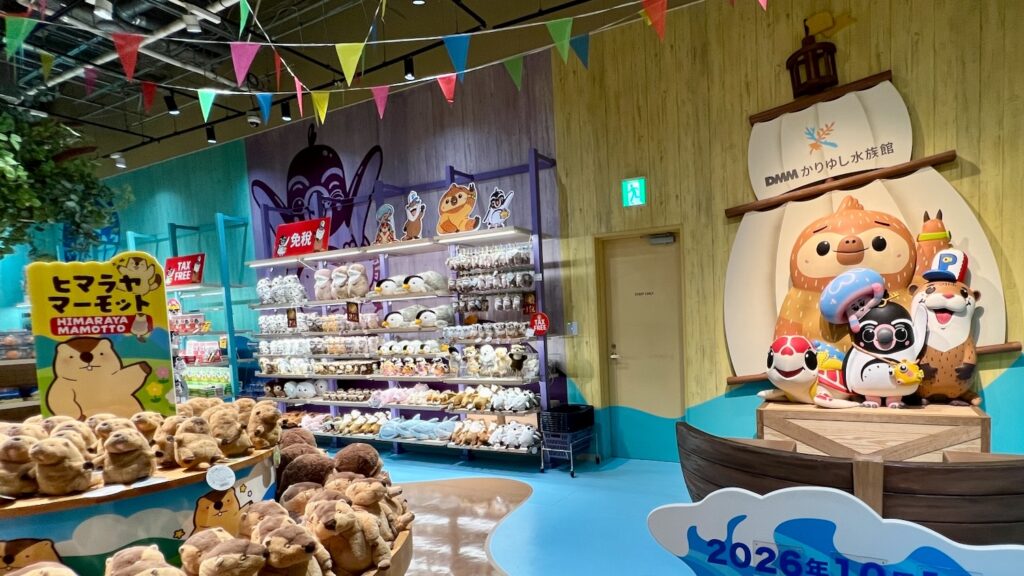 動物のキャラクターたちの大きなオブジェが乗った船のディスプレイや、ヒマラヤマーモットなどのぬいぐるみが多数陳列されたカラフルな館内のお土産ショップ